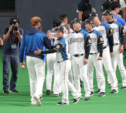 日本ハム対ソフトバンク　試合終了後、日本ハム・ロドリゲス（左）を出迎える栗山監督（撮影・佐藤翔太）