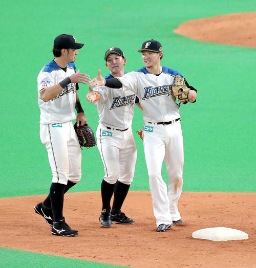日本ハム対ソフトバンク　試合終了後、日本ハム杉谷との握手を無視して大田と握手しようとする西川（右）（撮影・佐藤翔太）