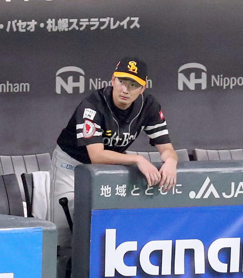 日本ハム対ソフトバンク　5回途中で降板しベンチから試合を見つめるソフトバンク二保（撮影・佐藤翔太）