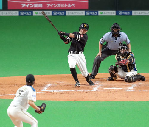 日本ハム対ソフトバンク　7回表ソフトバンク2死満塁、牧原は右前2点適時打を放つ。投手は日本ハム宮西（撮影・佐藤翔太）