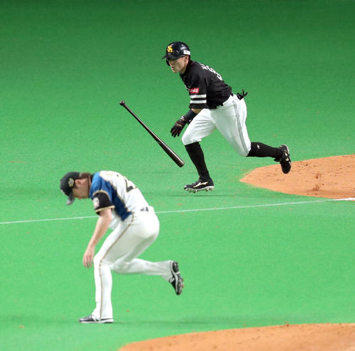 日本ハム対ソフトバンク　7回表ソフトバンク2死満塁、牧原は右前2点適時打を放つ。投手は日本ハム宮西（撮影・佐藤翔太）