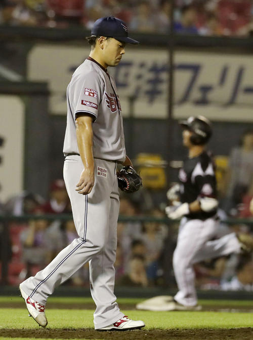 9回、ロッテ・清田（右）に3ランを浴びた楽天寺岡（共同）