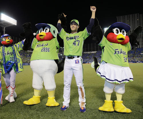 ヤクルト対中日　マスコットたちとバンザイするヤクルト高橋（撮影・中島郁夫）