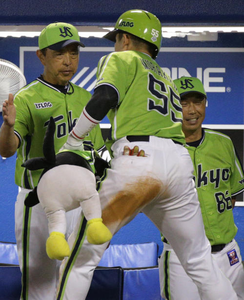 ヤクルト対中日　3回裏ヤクルト無死、左本塁打を放った村上（中央）を出迎える小川監督。右は宮本コーチ（撮影・中島郁夫）