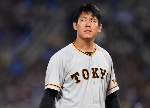 DeNA対巨人　6回裏途中でマウンドを降りる巨人桜井（撮影・横山健太）