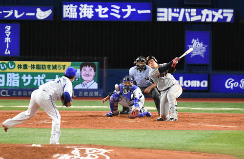 DeNA対巨人　5回表巨人2死満塁、岡本は空振り三振に倒れる。投手今永（撮影・山崎安昭）