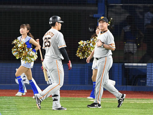 DeNA対巨人　7回表巨人2死二、三塁、空振り三振に倒れた岡本（中央）とすれ違って選手交代に向かう原監督（撮影・山崎安昭）
