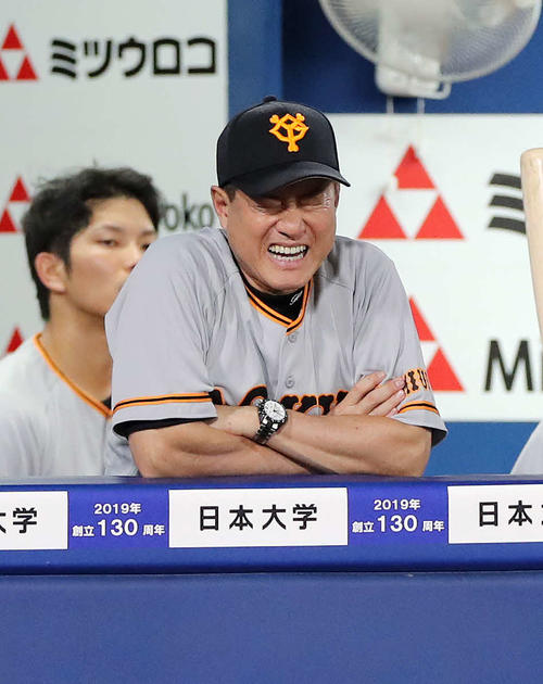 DeNA対巨人　6回表巨人1死、若林の三振に渋い表情を見せる原監督（撮影・鈴木正人）
