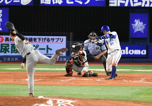 DeNA対巨人　6回裏DeNA1死三塁、嶺井は右前に適時打を放つ。投手桜井（撮影・山崎安昭）