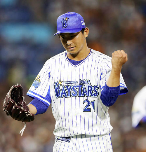 DeNA対巨人　4回表、巨人の攻撃を抑えガッツポーズするDeNA今永（撮影・鈴木正人）