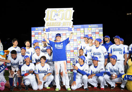 DeNA対巨人　通算1000本安打を達成し選手たちと写真に納まるDeNA石川（中央）（撮影・鈴木正人）