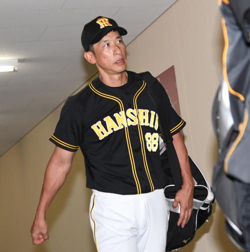 広島対阪神　広島に負け引き揚げる矢野燿大監督（撮影・奥田泰也）