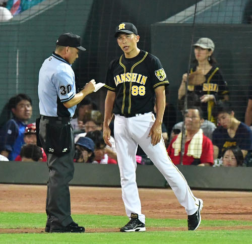 広島対阪神　5回裏広島、選手交代を告げる矢野耀大監督（撮影・清水貴仁）