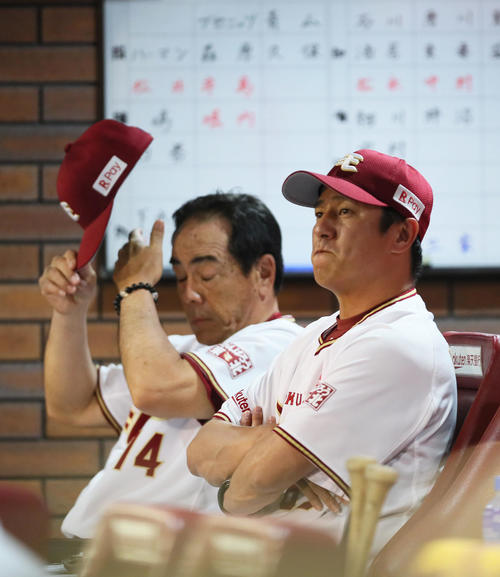 楽天対ロッテ　ベンチで浮かない表情を見せる楽天の平石監督（右）と真喜志コーチ（撮影・足立雅史）