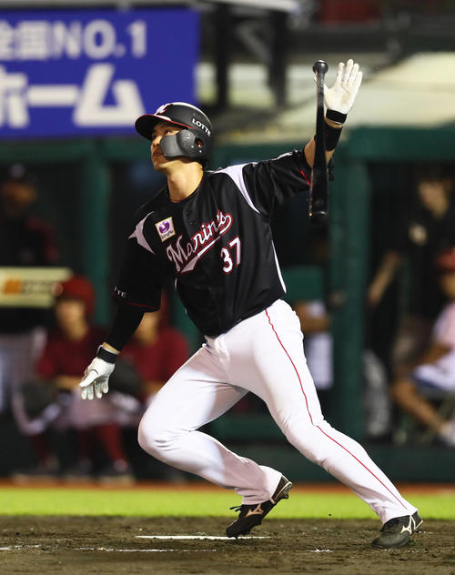 楽天対ロッテ　5回表ロッテ無死、三木は左越え本塁打を放つ（撮影・足立雅史）
