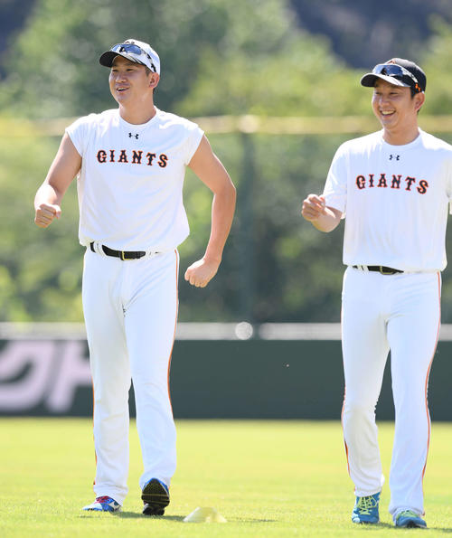 アップの合間に笑顔を見せる巨人菅野（左）と野上（撮影・鈴木みどり）