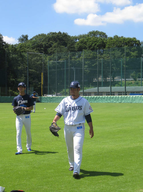 笑顔を見せる西武今井（左）と榎田（撮影・栗田成芳）
