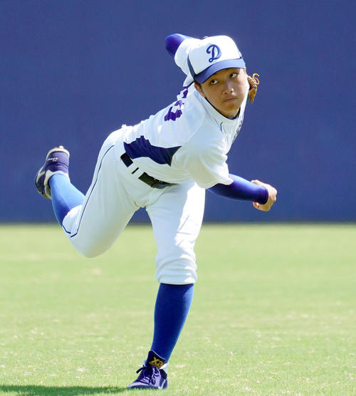 キャッチボールをする中日山本（撮影・森本幸一）
