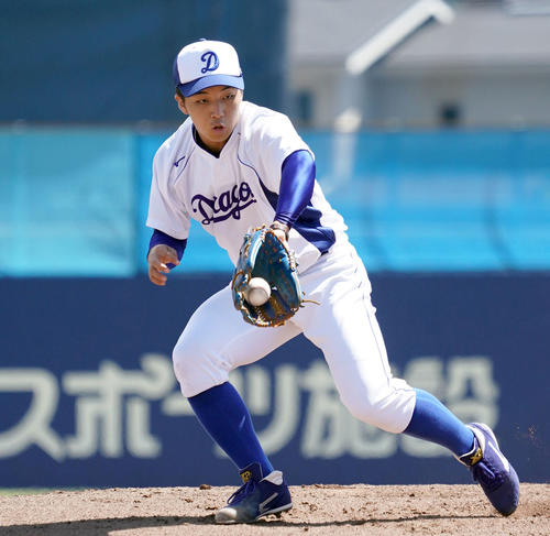 ノックを受ける中日山本（撮影・森本幸一）
