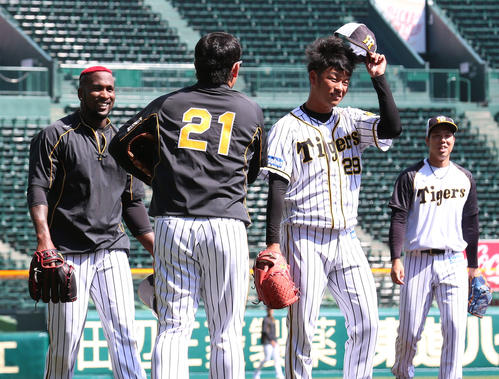 試合前練習で笑顔をみせる、ガルシア（左）。右から青柳、高橋遥（2019年5月21日撮影）