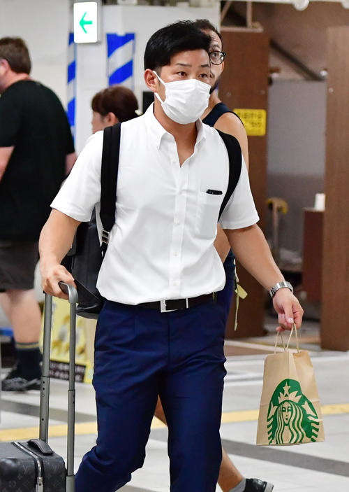 広島から移動する阪神糸原健斗（撮影・清水貴仁）