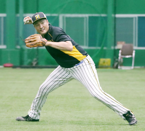 室内で投内連係プレーの練習をする阪神秋山（撮影・加藤哉）