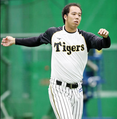 室内練習場で身体を動かす青柳（撮影・加藤哉）