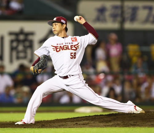 楽天対ロッテ　楽天3番手の辛島（撮影・足立雅史）