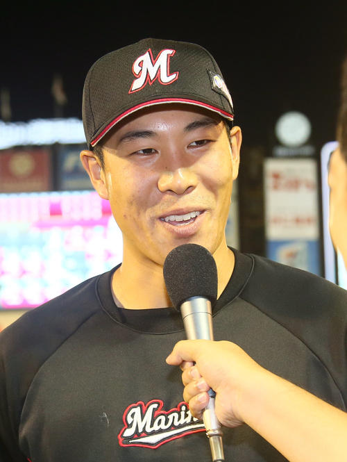 楽天対ロッテ　5回無失点の好投で2年ぶりの勝利を挙げヒーローインタビューで笑顔のロッテ西野（撮影・足立雅史）