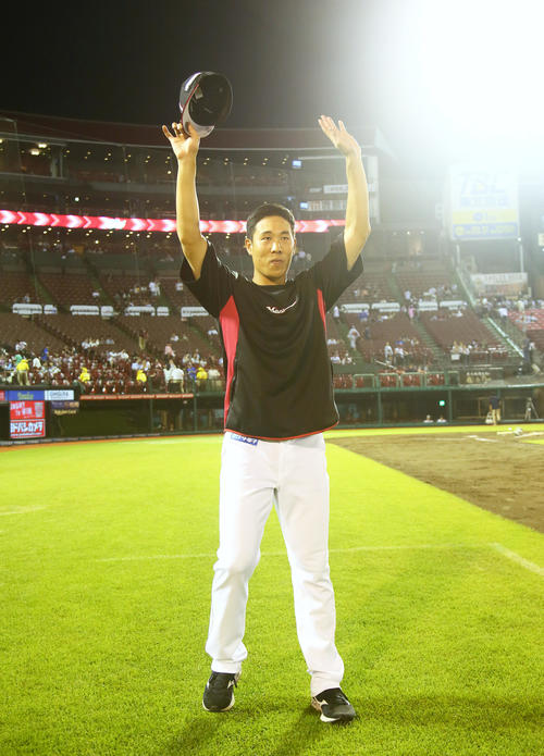 楽天対ロッテ　5回無失点の好投で2年ぶりの勝利を挙げスタンドの声援に応えるロッテ西野（撮影・足立雅史）