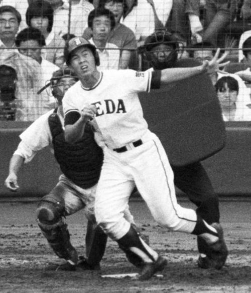 第64回全国高校野球選手権　準々決勝　早実対池田　本塁打を放つ池田・水野雄仁（82年8月18日撮影）