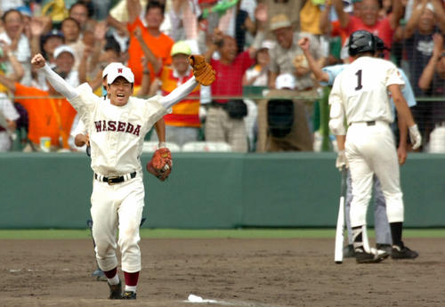 第88回全国高校野球選手権決勝（再試合）　早実対駒大苫小牧　9回表、早実・斎藤佑樹（左）は駒大苫小牧・田中将大を空振りの三振に打ち取りマウンド上で力強いガッツポーズ（06年8月21日撮影）