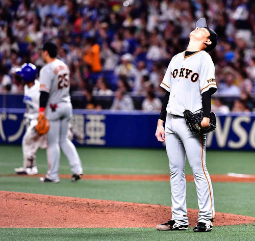中日対巨人　2回裏中日1死、巨人先発の野上は福田（左）に右越えの先制ソロ本塁打を許す（撮影・小沢裕）