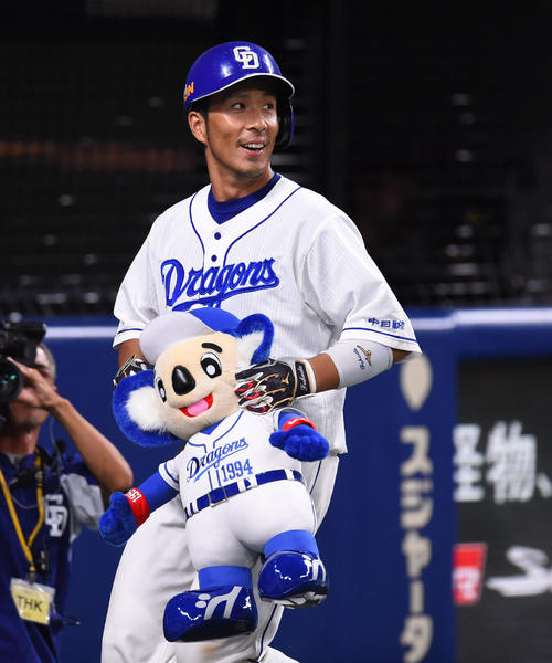 中日対巨人　6回裏中日2死、中越え本塁打を放ち笑顔で生還する福田永将（撮影・森本幸一）