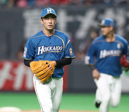 日本ハム対オリックス　4回表に4失点し顔をしかめる斎藤（撮影・黒川智章）