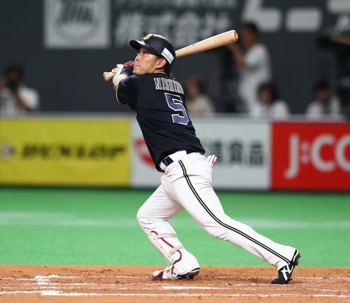 日本ハム対オリックス　4回表オリックス1死満塁、左犠飛を放つ西野（撮影・黒川智章）