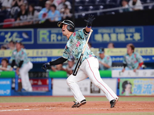 ロッテ対ソフトバンク　11回裏ロッテ1死一塁、清田はサヨナラ本塁打を放つ（撮影・丹羽敏通）