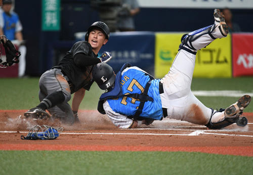 本塁クロスプレーで負傷した西武岡田雅利（2019年8月4日撮影）