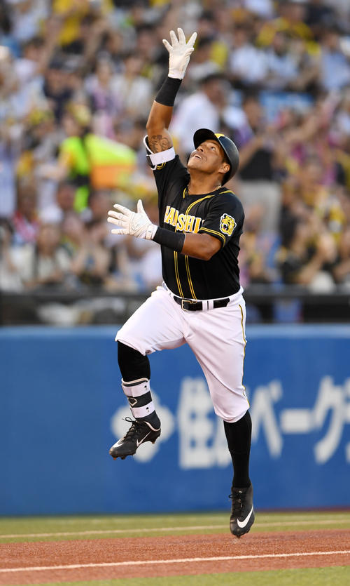 ヤクルト対阪神　2回表阪神無死、右越え本塁打を放ち歓喜するソラーテ（撮影・横山健太）