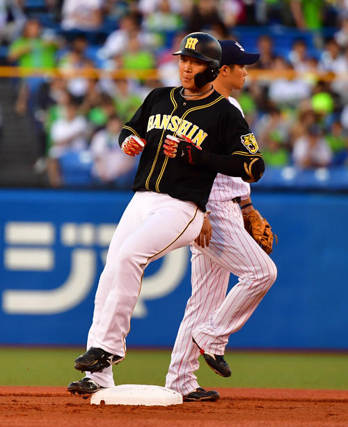 ヤクルト対阪神　1回表阪神1死一、二塁、右翼線へ先制適時二塁打を放つ大山（撮影・清水貴仁）