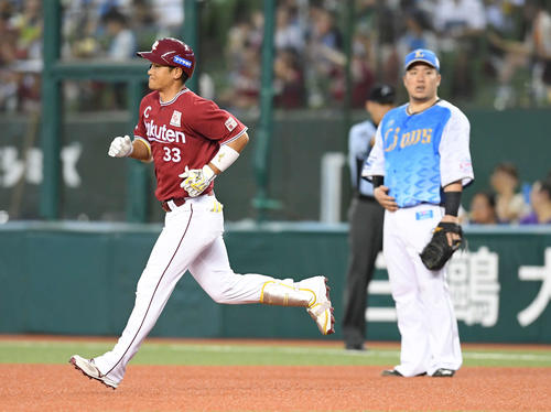 西武対楽天　1回表楽天2死二塁、右越えに5号2点本塁打を放った銀次（撮影・たえ見朱実）