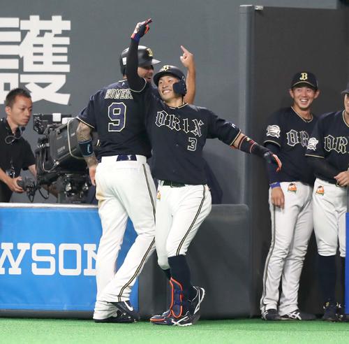 日本ハム対オリックス　4回表オリックス2死一、二塁、中越え3点本塁打を放ちポーズをとる安達（撮影・黒川智章）