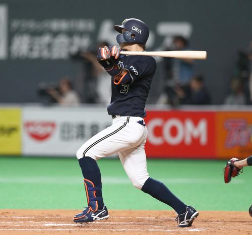 日本ハム対オリックス　4回表オリックス2死一、二塁、中越え3点本塁打を放つ安達（撮影・黒川智章）
