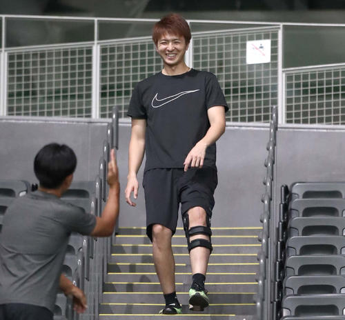 日本ハム対オリックス　札幌ドームのスタンドでリハビリする上沢（撮影・黒川智章）