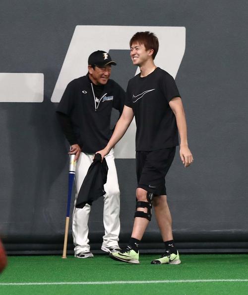 日本ハム対オリックス　試合前練習でリハビリ中の上沢（右）と話す栗山監督（撮影・黒川智章）