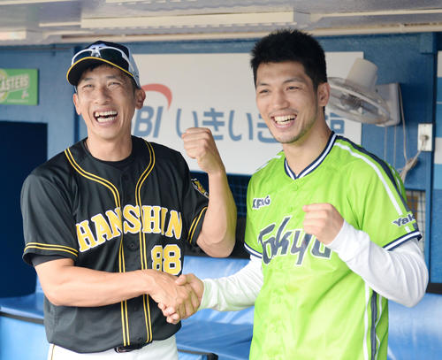 ヤクルト対阪神　試合観戦に訪れた村田（右）と握手を交わす阪神矢野監督（撮影・横山健太）