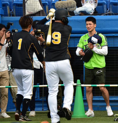 ヤクルト対阪神　鳥谷敬（左）とあいさつを交わすボクシング村田諒太（撮影・清水貴仁）