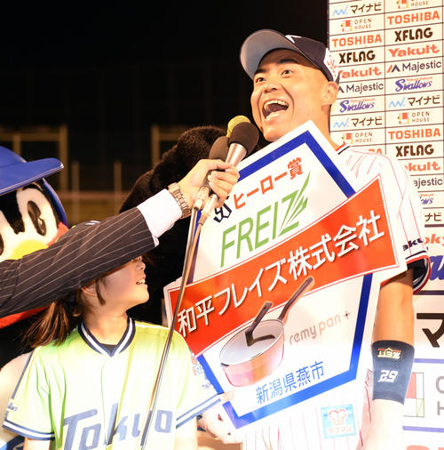 ヤクルト対阪神　お立ち台で雄たけびを上げるヤクルト中村（撮影・横山健太）