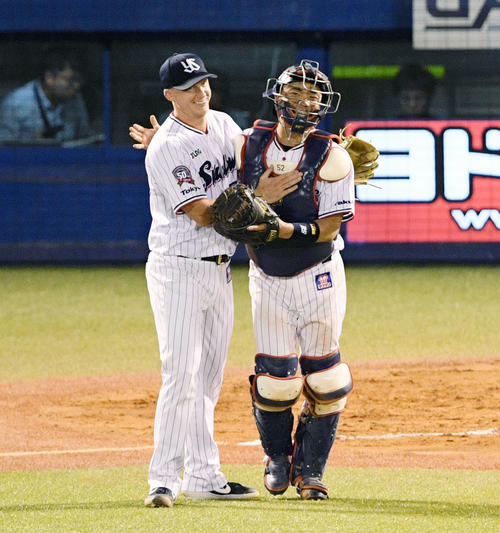 ヤクルト対阪神　試合に勝利しヤクルトのマクガフ（左）と笑顔で抱き合う交わす中村（撮影・滝沢徹郎）