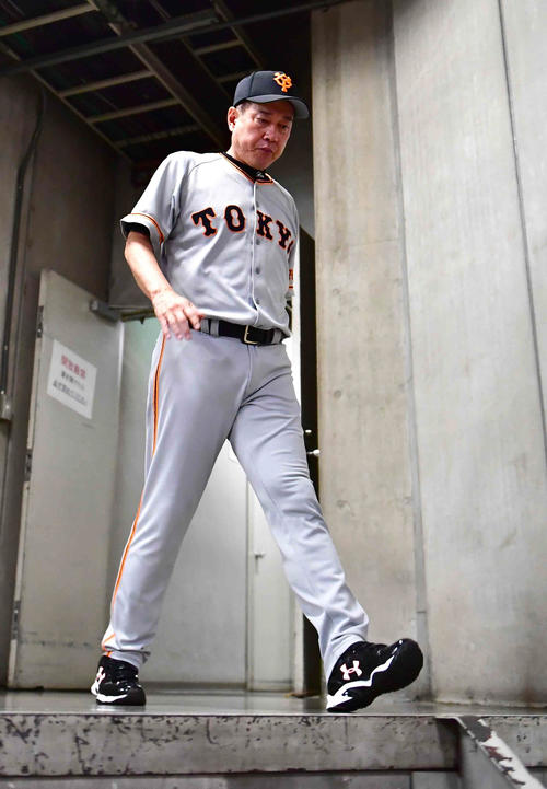中日対巨人　完封負けで今季初の6連敗を喫し帰りのバスへ向かう巨人原監督（撮影・小沢裕）